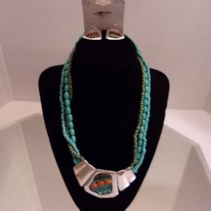 NWT ICON NECKLACE & EARRINGS  RETAIL $25 J13-3